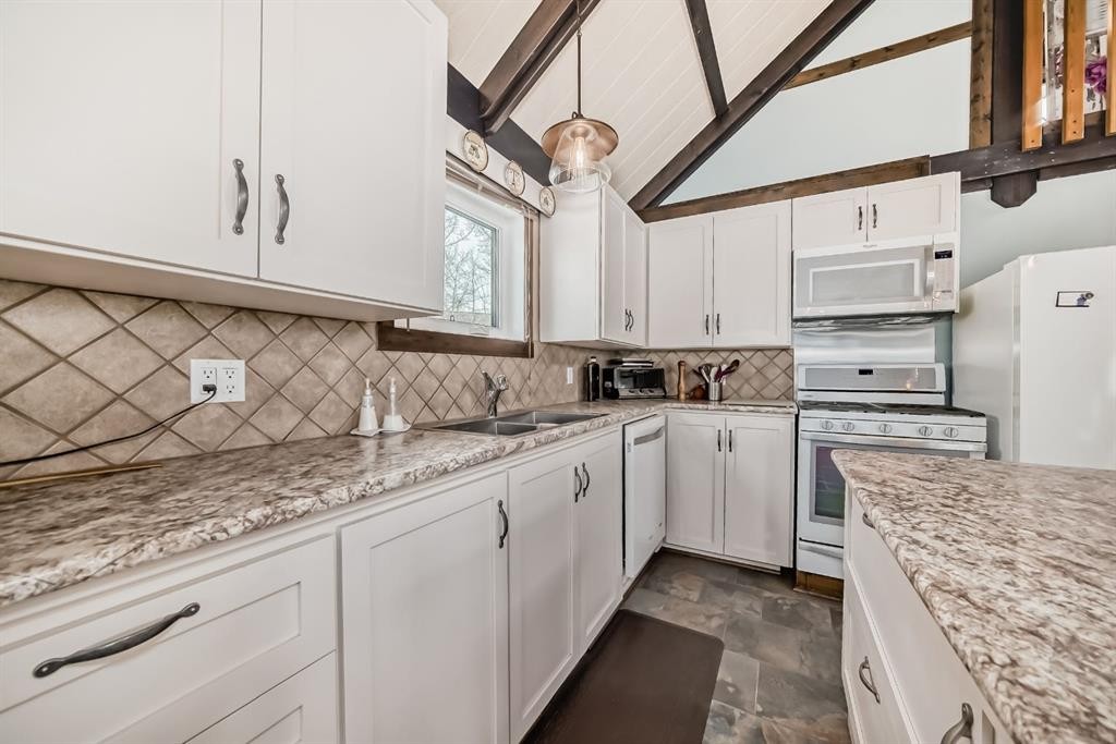 3 Kaylee Crescent, White Sands, AB - Indoor Photo Showing Kitchen With Double Sink