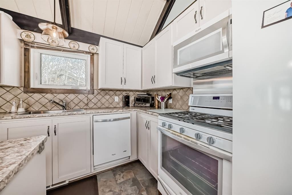 3 Kaylee Crescent, White Sands, AB - Indoor Photo Showing Kitchen