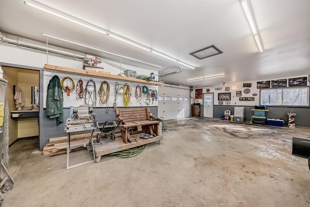 3 Kaylee Crescent, White Sands, AB - Indoor Photo Showing Garage