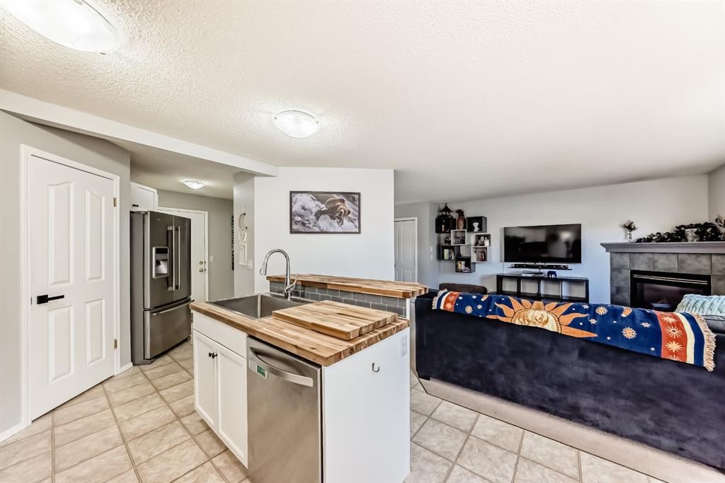 8-122 Bow Ridge Crescent, Cochrane, AB - Indoor Photo Showing Kitchen