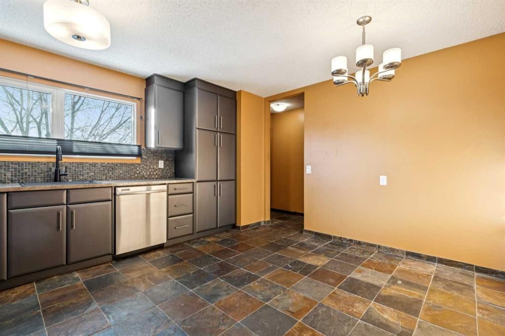 5423 Madigan Drive Ne, Calgary, AB - Indoor Photo Showing Kitchen
