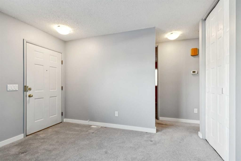 5423 Madigan Drive Ne, Calgary, AB - Indoor Photo Showing Other Room