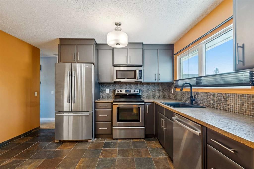 5423 Madigan Drive Ne, Calgary, AB - Indoor Photo Showing Kitchen With Stainless Steel Kitchen