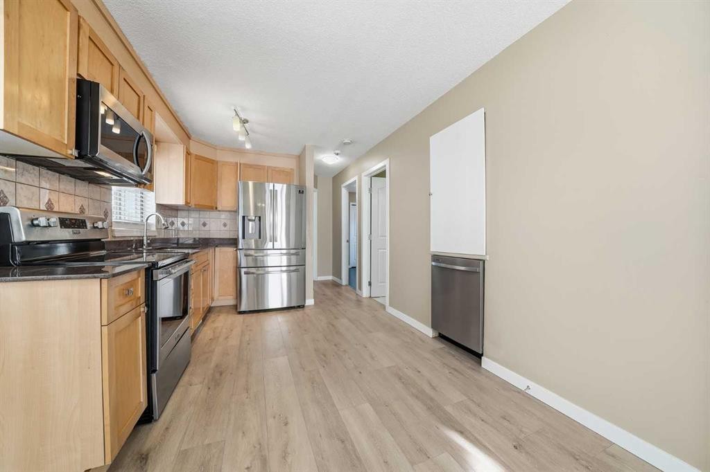 30 Falmere Way Ne, Calgary, AB - Indoor Photo Showing Kitchen