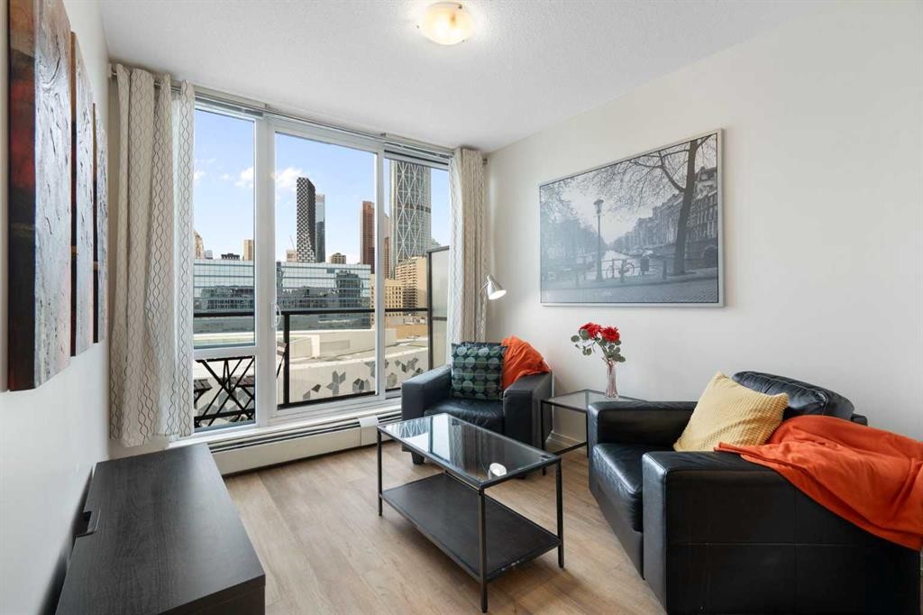 1503-450 8 Avenue Se, Calgary, AB - Indoor Photo Showing Living Room