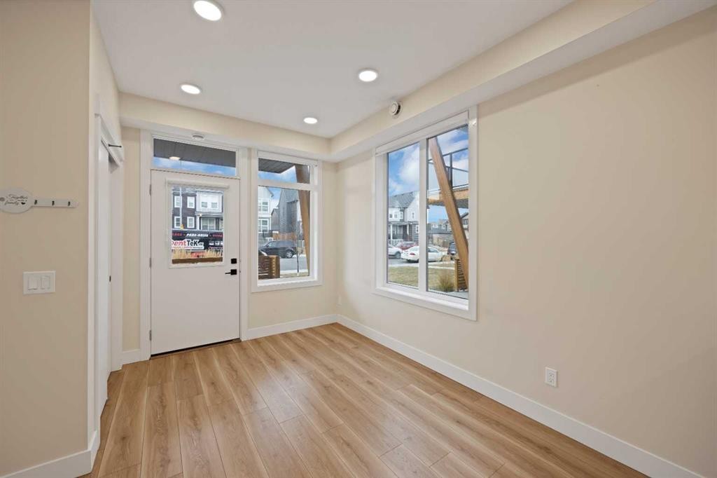 812-10060 46 Street Ne, Calgary, AB - Indoor Photo Showing Other Room