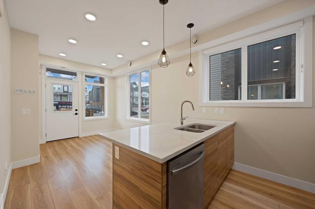 812-10060 46 Street Ne, Calgary, AB - Indoor Photo Showing Kitchen With Double Sink
