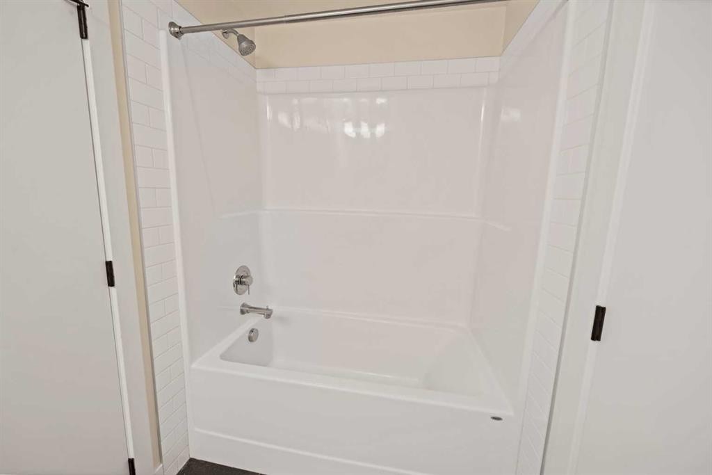 812-10060 46 Street Ne, Calgary, AB - Indoor Photo Showing Bathroom