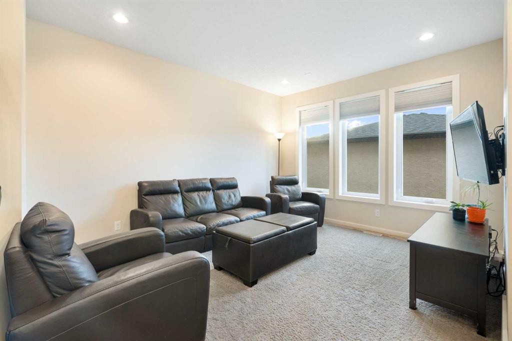 13 Marquis Place Se, Calgary, AB - Indoor Photo Showing Living Room