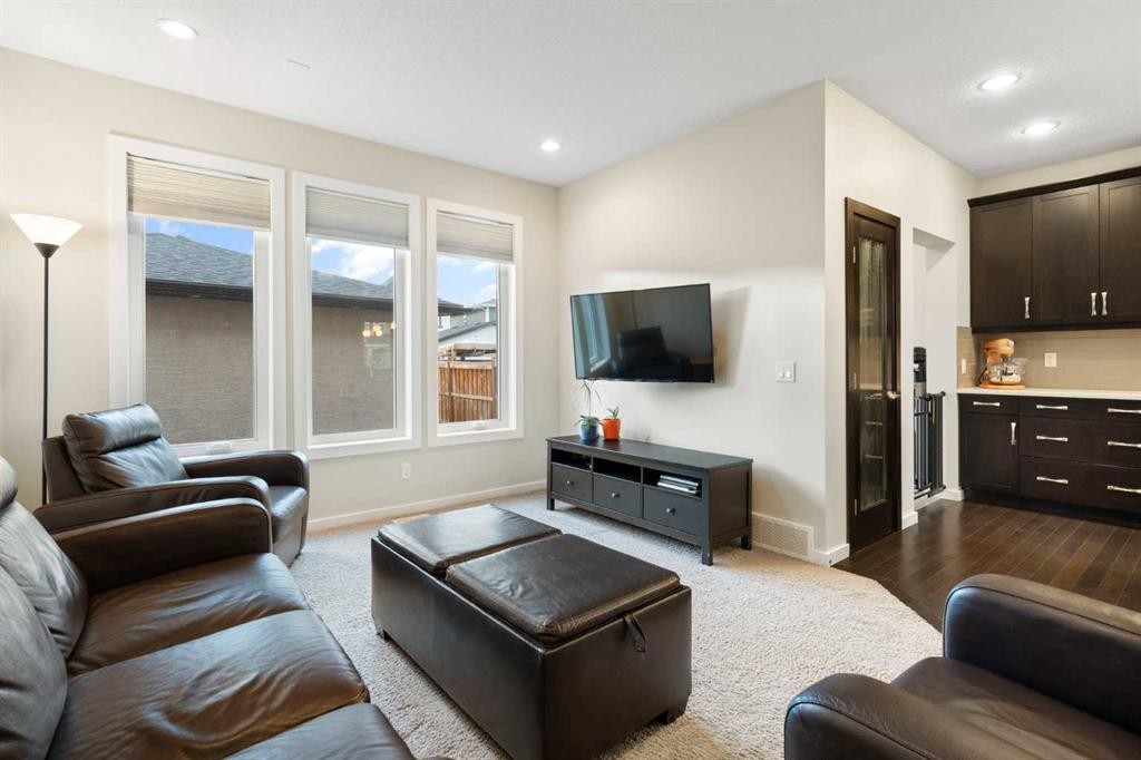 13 Marquis Place Se, Calgary, AB - Indoor Photo Showing Living Room