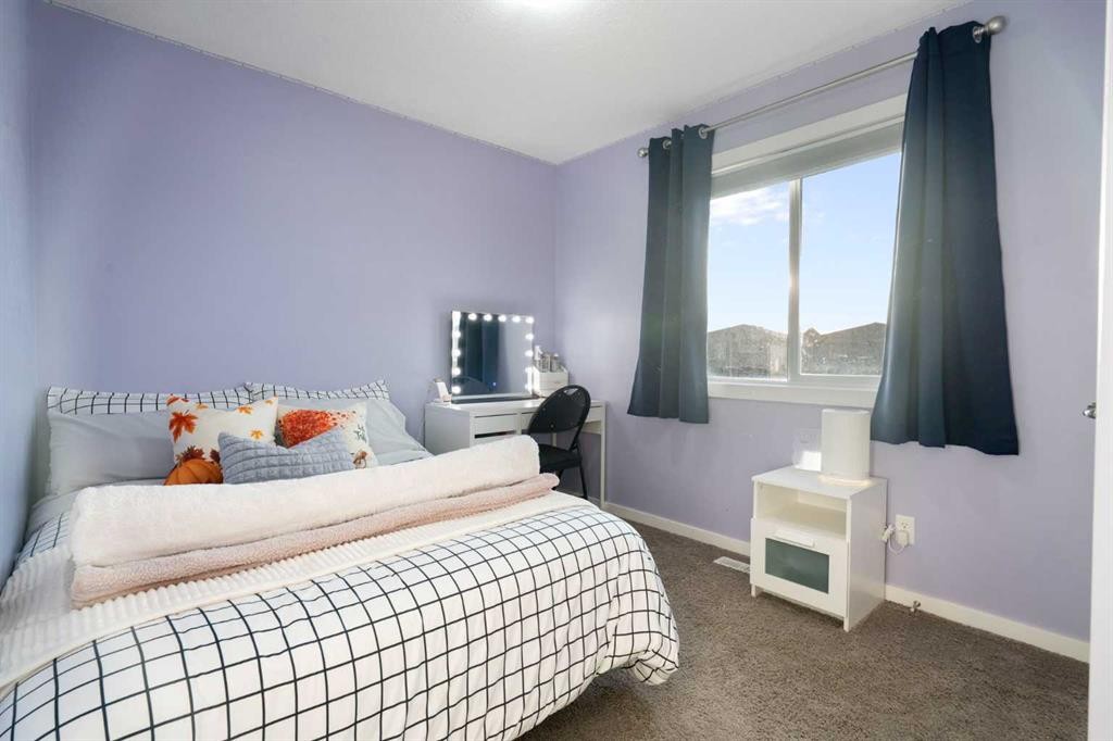 13 Marquis Place Se, Calgary, AB - Indoor Photo Showing Bedroom