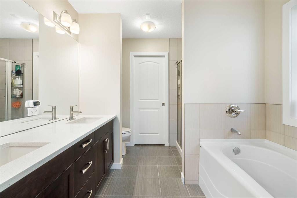 13 Marquis Place Se, Calgary, AB - Indoor Photo Showing Bathroom