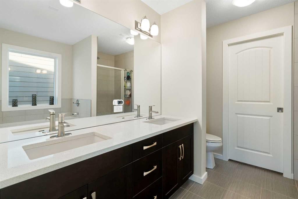 13 Marquis Place Se, Calgary, AB - Indoor Photo Showing Bathroom