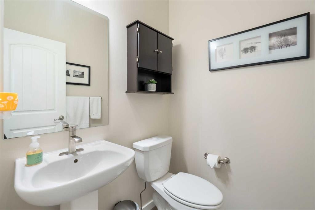 13 Marquis Place Se, Calgary, AB - Indoor Photo Showing Bathroom