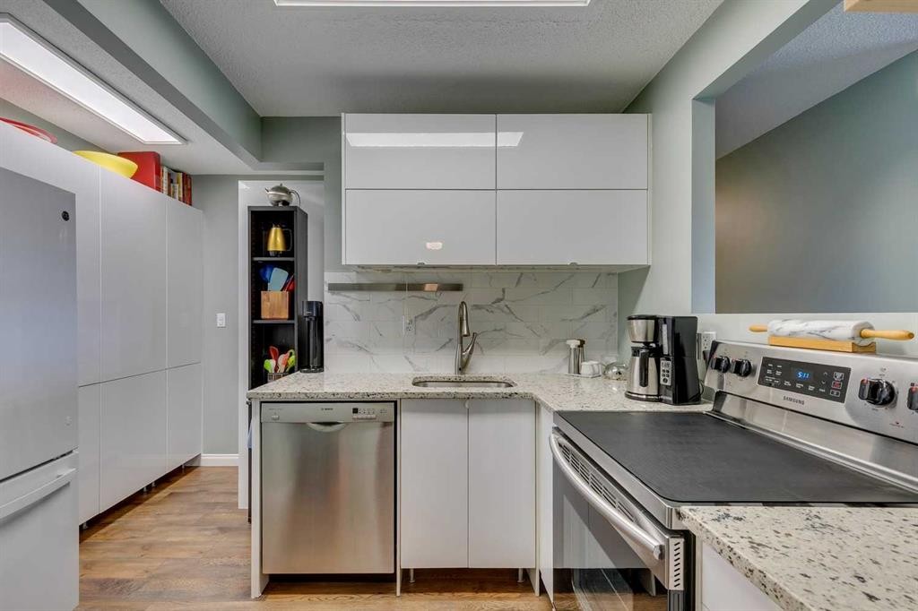 35B-231 Heritage Drive Se, Calgary, AB - Indoor Photo Showing Kitchen