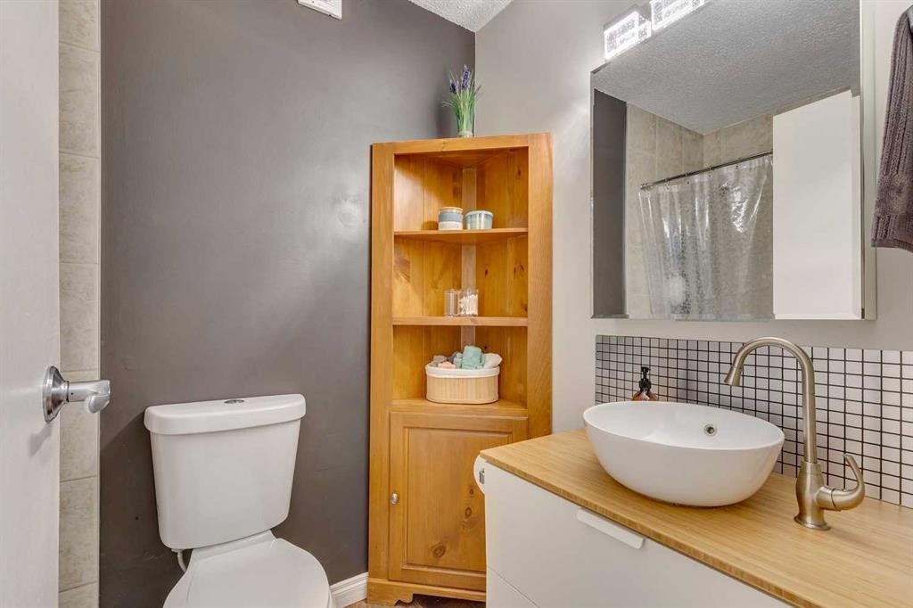 35B-231 Heritage Drive Se, Calgary, AB - Indoor Photo Showing Bathroom
