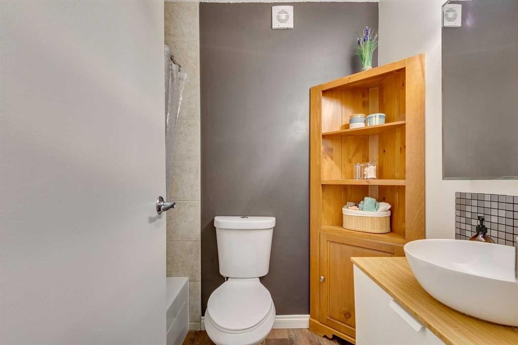 35B-231 Heritage Drive Se, Calgary, AB - Indoor Photo Showing Bathroom