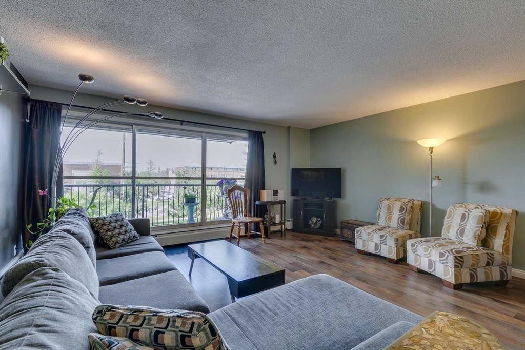 35B-231 Heritage Drive Se, Calgary, AB - Indoor Photo Showing Living Room