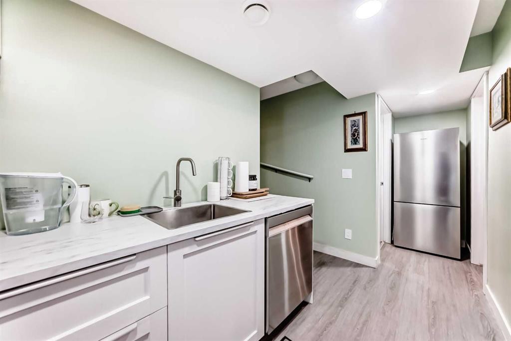 397 Rainbow Falls Drive, Chestermere, AB - Indoor Photo Showing Kitchen