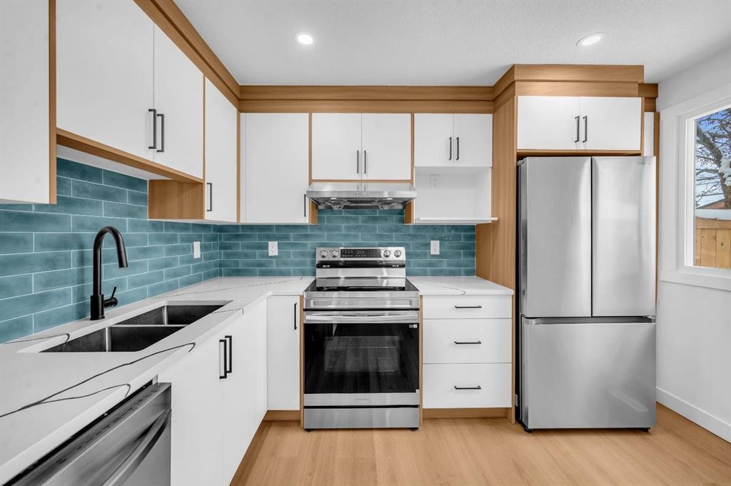 3229 Doverville Crescent Se, Calgary, AB - Indoor Photo Showing Kitchen With Double Sink With Upgraded Kitchen