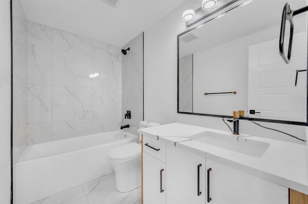 3229 Doverville Crescent Se, Calgary, AB - Indoor Photo Showing Bathroom