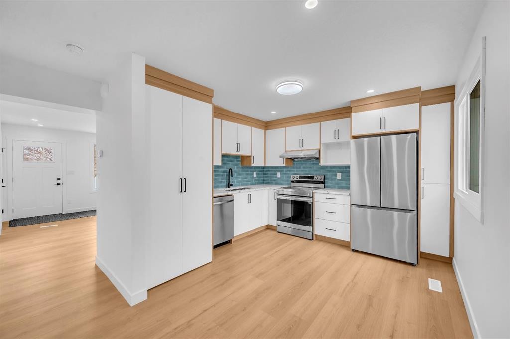 3229 Doverville Crescent Se, Calgary, AB - Indoor Photo Showing Kitchen