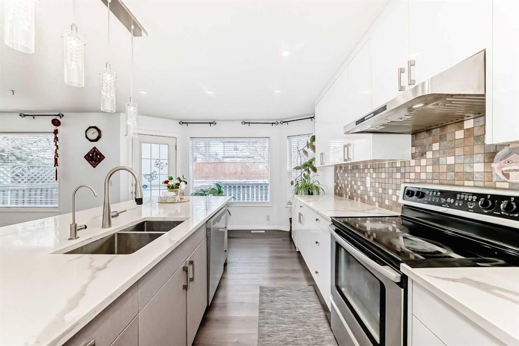 71 Millrise Square Sw, Calgary, AB - Indoor Photo Showing Kitchen With Double Sink With Upgraded Kitchen