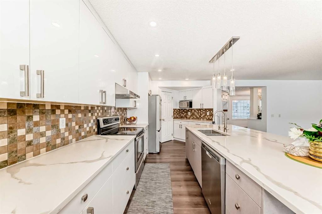 71 Millrise Square Sw, Calgary, AB - Indoor Photo Showing Kitchen With Double Sink