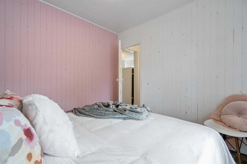 133 1 Street, Drumheller, AB - Indoor Photo Showing Bedroom