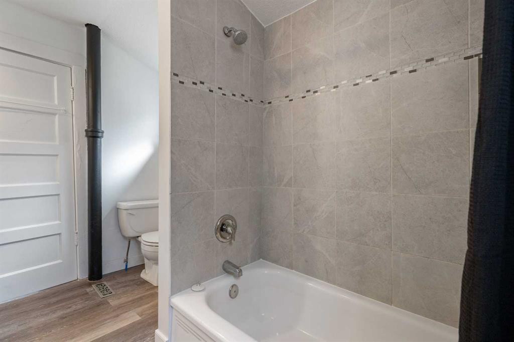 133 1 Street, Drumheller, AB - Indoor Photo Showing Bathroom