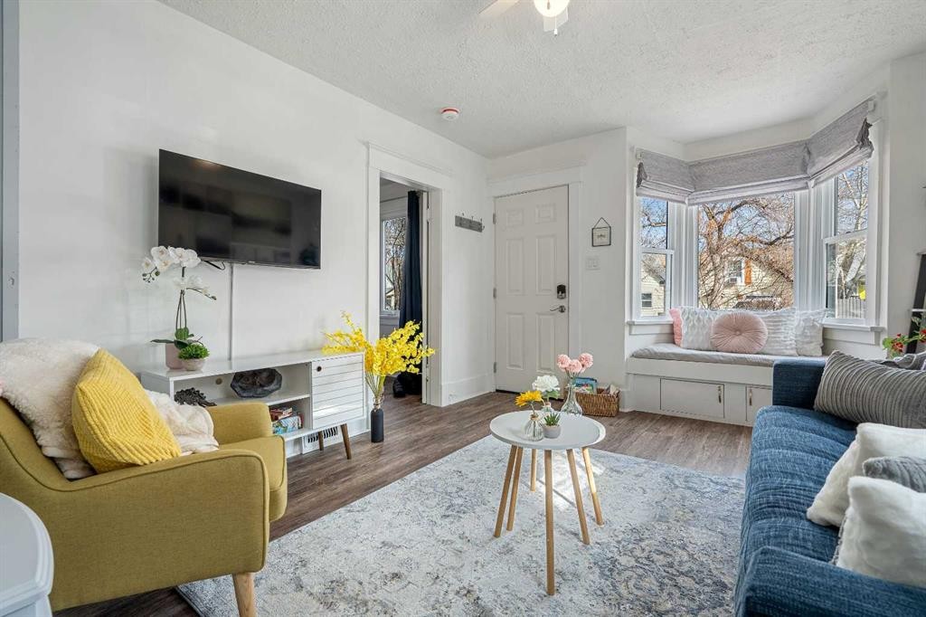 133 1 Street, Drumheller, AB - Indoor Photo Showing Living Room