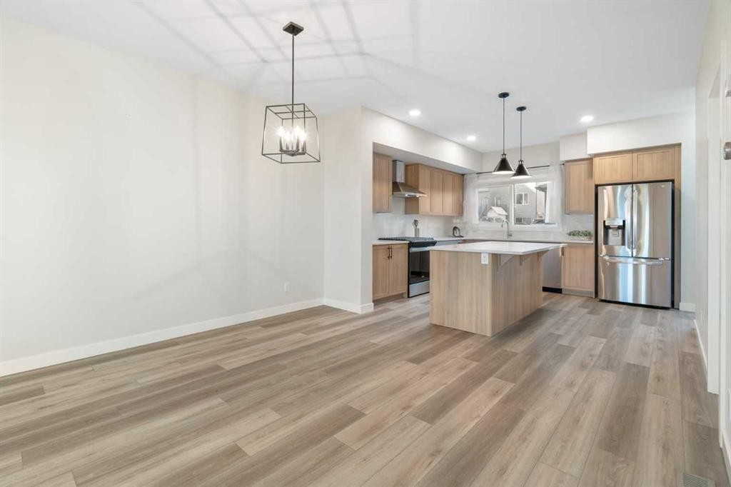 99 Edith Passage Nw, Calgary, AB - Indoor Photo Showing Kitchen With Upgraded Kitchen