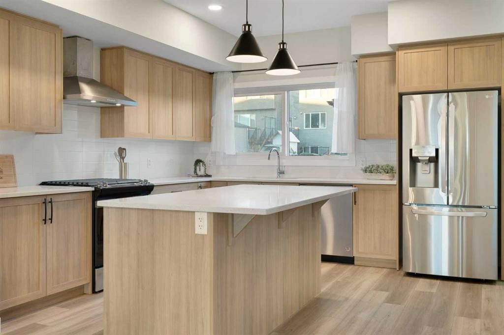 99 Edith Passage Nw, Calgary, AB - Indoor Photo Showing Kitchen With Upgraded Kitchen