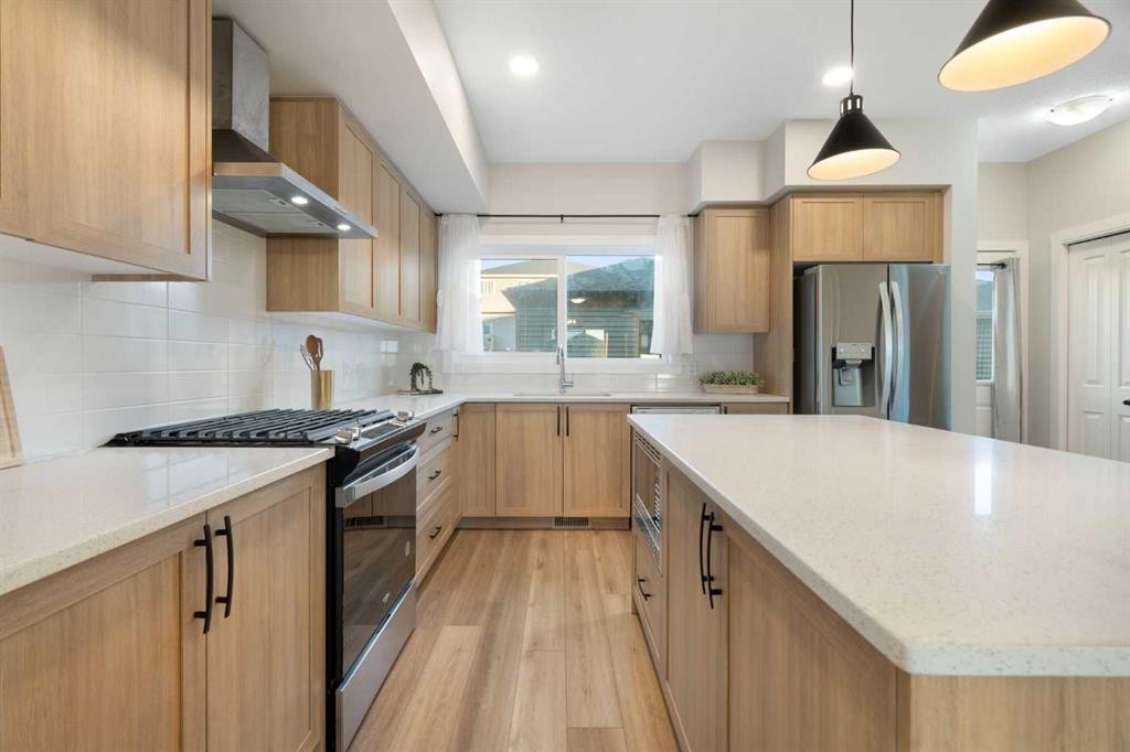 99 Edith Passage Nw, Calgary, AB - Indoor Photo Showing Kitchen With Upgraded Kitchen