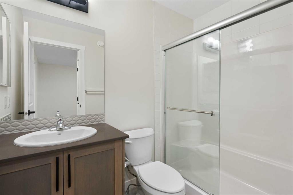 99 Edith Passage Nw, Calgary, AB - Indoor Photo Showing Bathroom