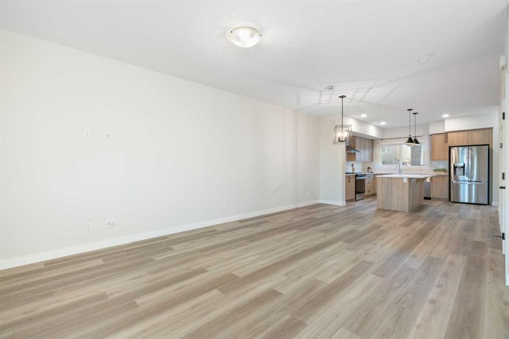 99 Edith Passage Nw, Calgary, AB - Indoor Photo Showing Kitchen