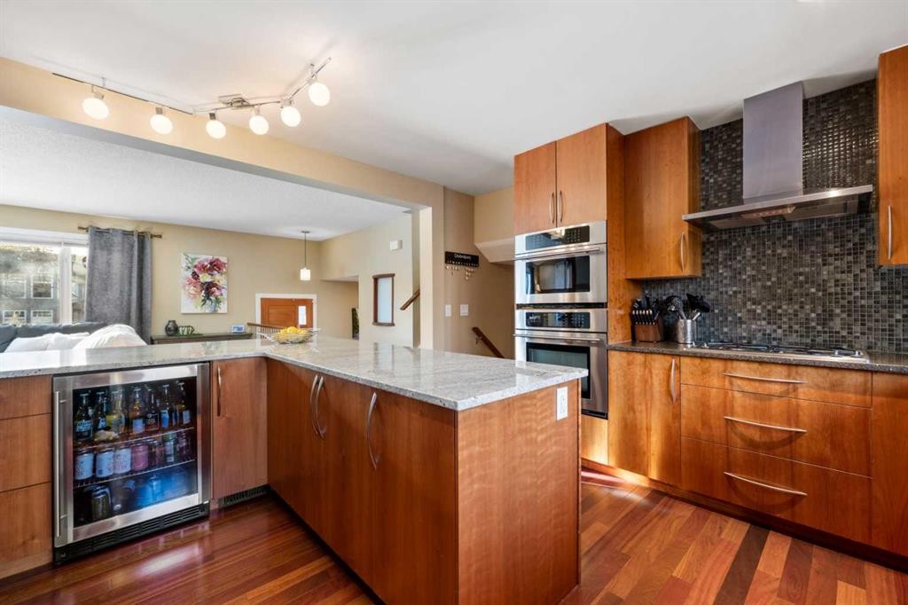 612 Willoughby Crescent Se, Calgary, AB - Indoor Photo Showing Kitchen With Stainless Steel Kitchen