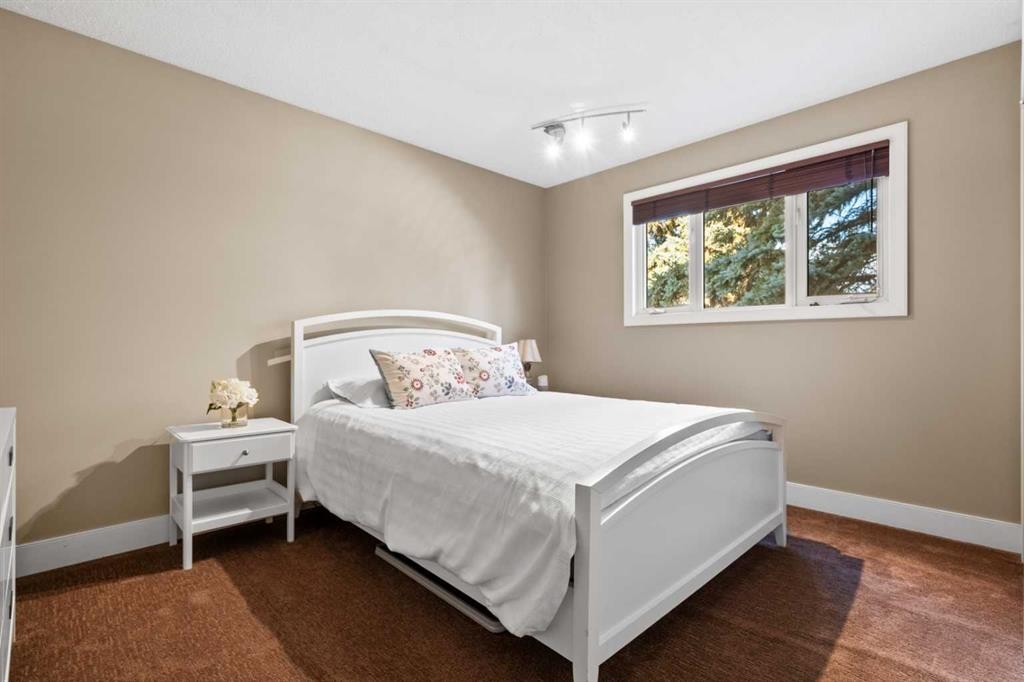 612 Willoughby Crescent Se, Calgary, AB - Indoor Photo Showing Bedroom