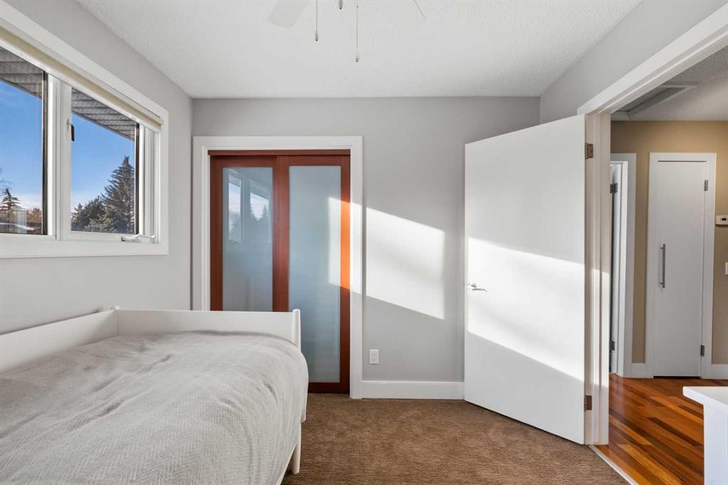 612 Willoughby Crescent Se, Calgary, AB - Indoor Photo Showing Bedroom