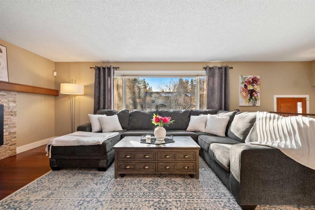 612 Willoughby Crescent Se, Calgary, AB - Indoor Photo Showing Living Room