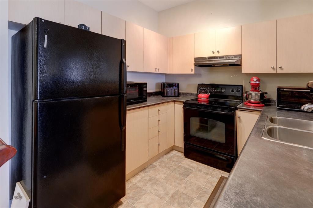 1413-1140 Taradale Drive Ne, Calgary, AB - Indoor Photo Showing Kitchen With Double Sink