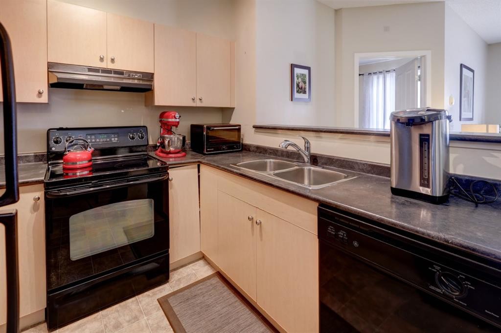 1413-1140 Taradale Drive Ne, Calgary, AB - Indoor Photo Showing Kitchen With Double Sink
