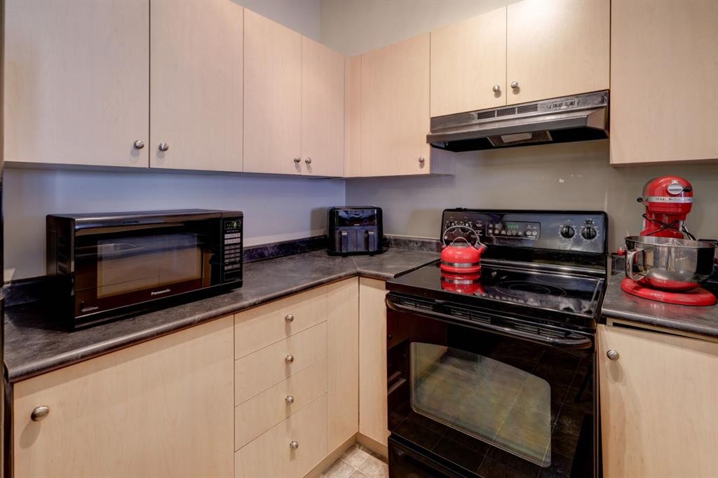 1413-1140 Taradale Drive Ne, Calgary, AB - Indoor Photo Showing Kitchen