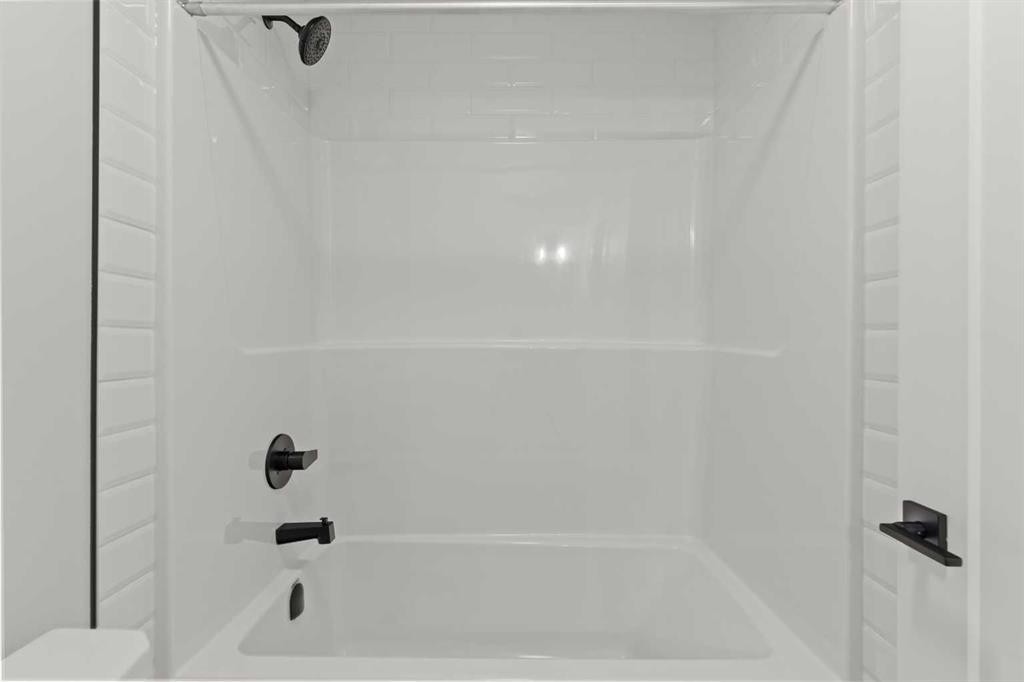 463 Kinniburgh Loop, Chestermere, AB - Indoor Photo Showing Bathroom