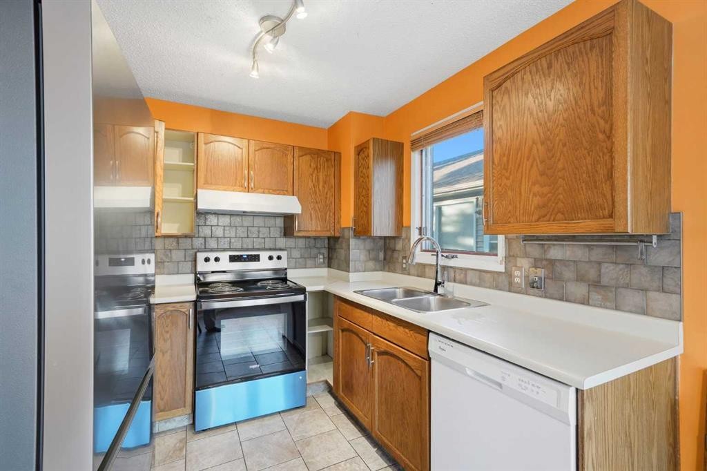 16280 5 Street Sw, Calgary, AB - Indoor Photo Showing Kitchen With Double Sink