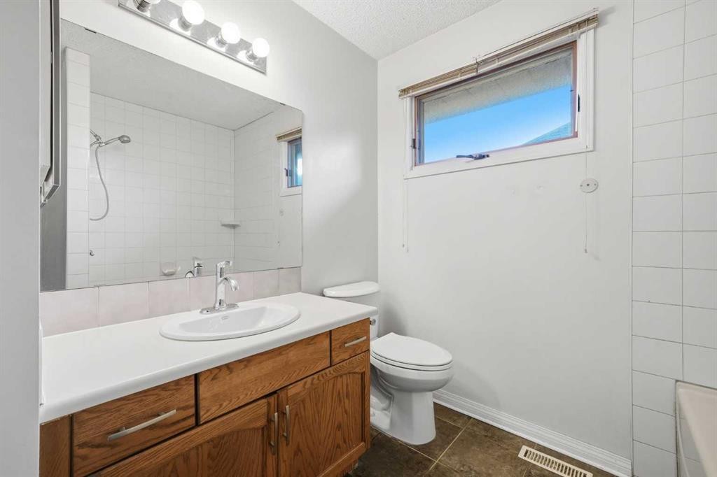 16280 5 Street Sw, Calgary, AB - Indoor Photo Showing Bathroom