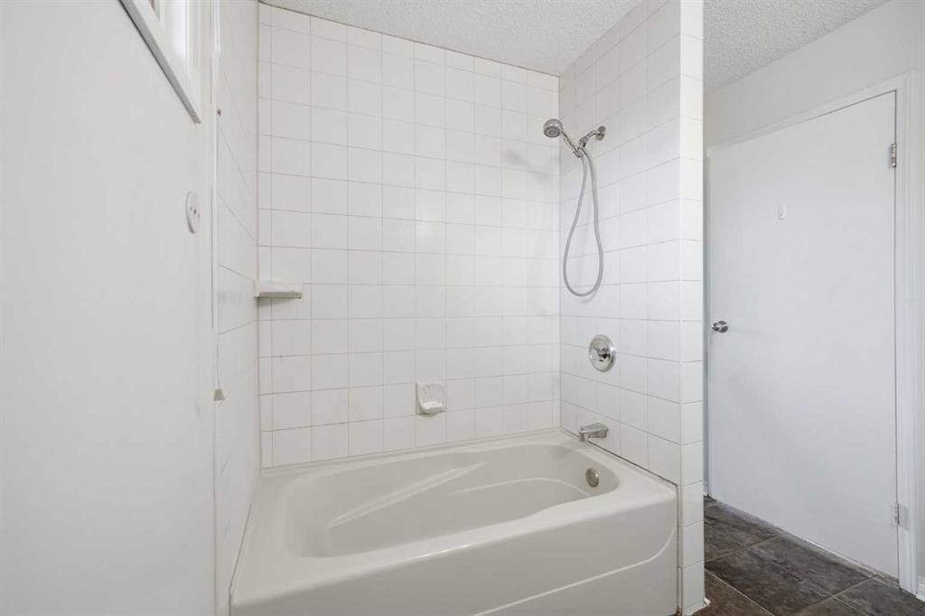 16280 5 Street Sw, Calgary, AB - Indoor Photo Showing Bathroom