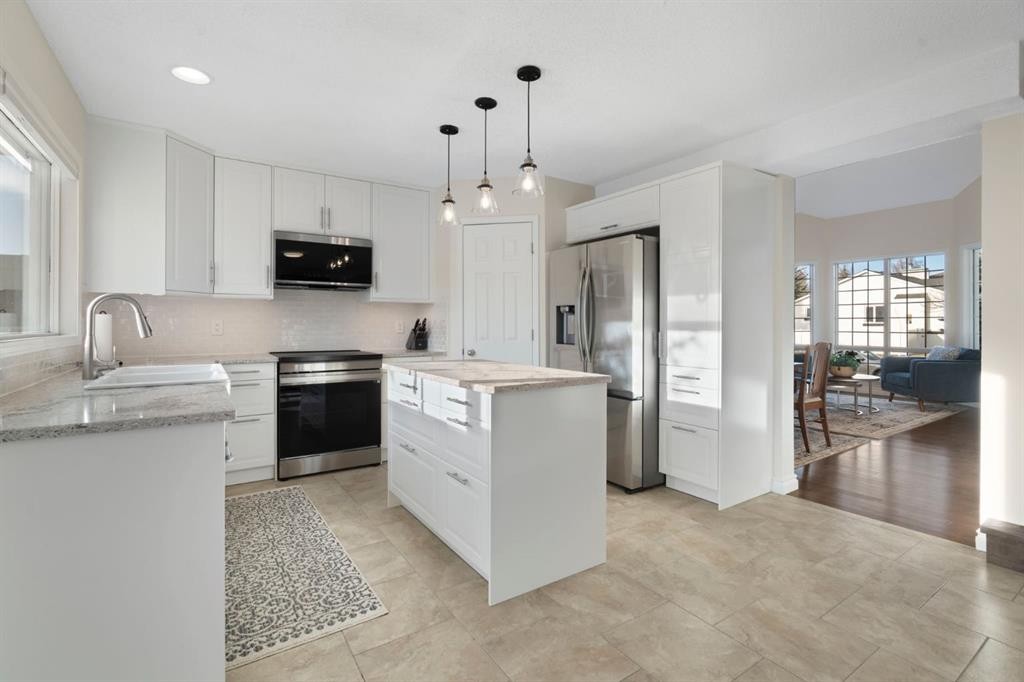 209 Hawkstone Drive Nw, Calgary, AB - Indoor Photo Showing Kitchen With Upgraded Kitchen