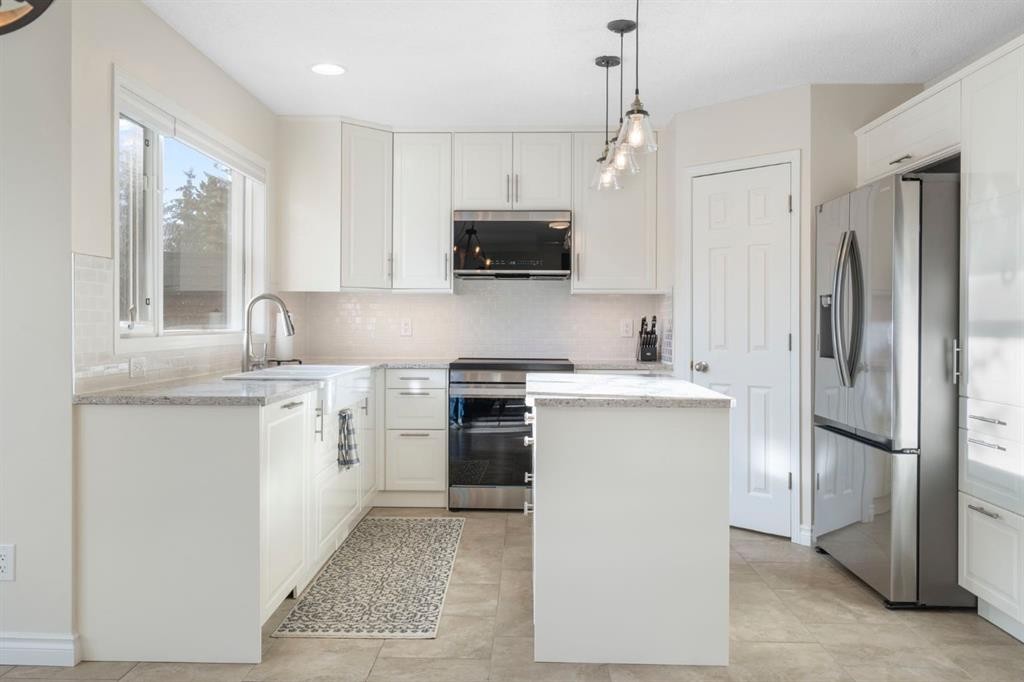 209 Hawkstone Drive Nw, Calgary, AB - Indoor Photo Showing Kitchen With Upgraded Kitchen