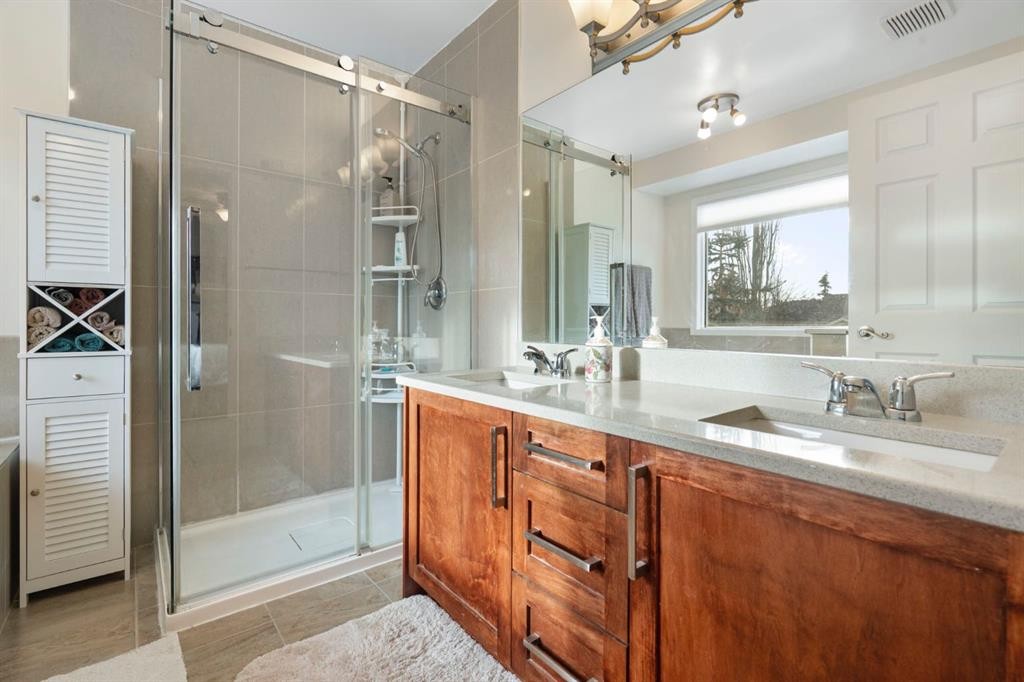 209 Hawkstone Drive Nw, Calgary, AB - Indoor Photo Showing Bathroom